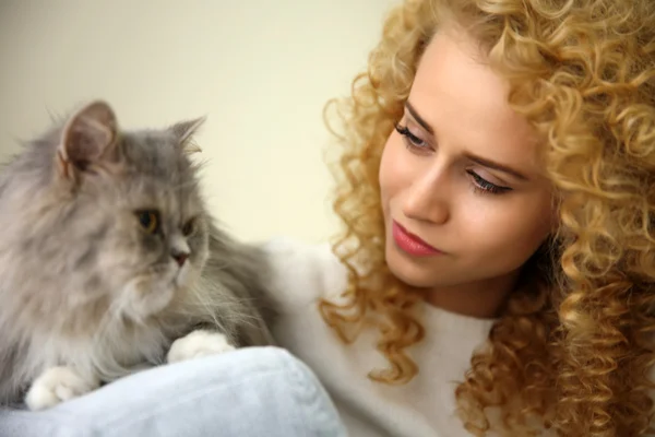 Mujer y gato en la habitación — Foto de Stock