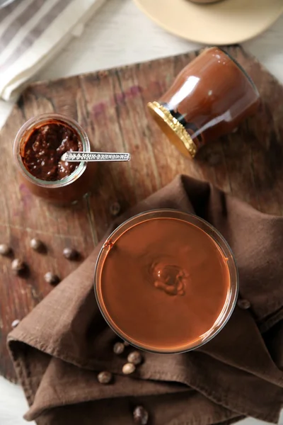 Chocolate derretido en tazón de vidrio —  Fotos de Stock