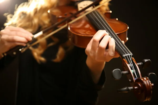 Musicista suona il violino — Foto Stock