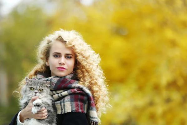 Kobieta i kot w parku — Zdjęcie stockowe