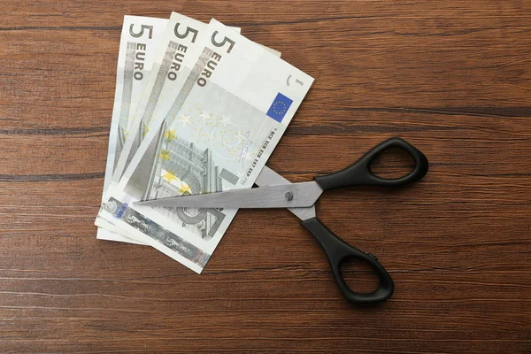 Scissors cut money — Stock Photo, Image