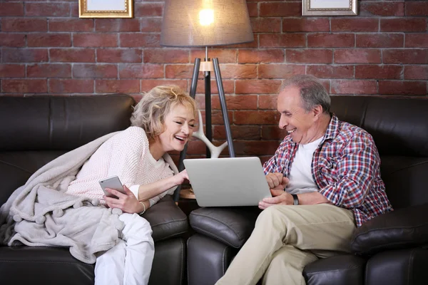 Reif pärchen mit laptop — Stockfoto