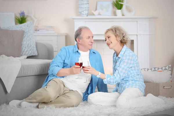 Pareja madura bebiendo vino — Foto de Stock