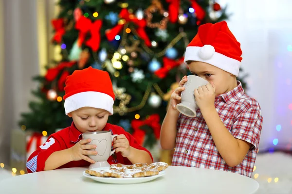 Két aranyos kis testvér, karácsony — Stock Fotó