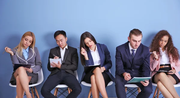 Menschen sitzen auf Stühlen — Stockfoto