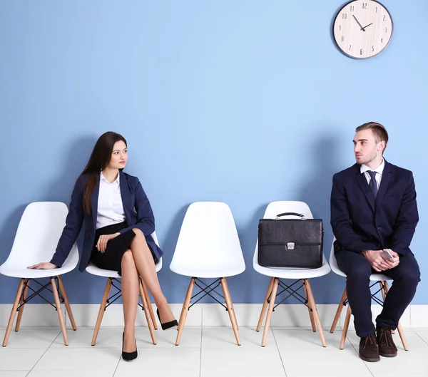 Homme d'affaires et femme d'affaires assis sur des chaises — Photo