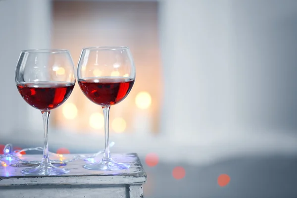 Dois copos de vinho tinto no fundo da decoração de Natal — Fotografia de Stock