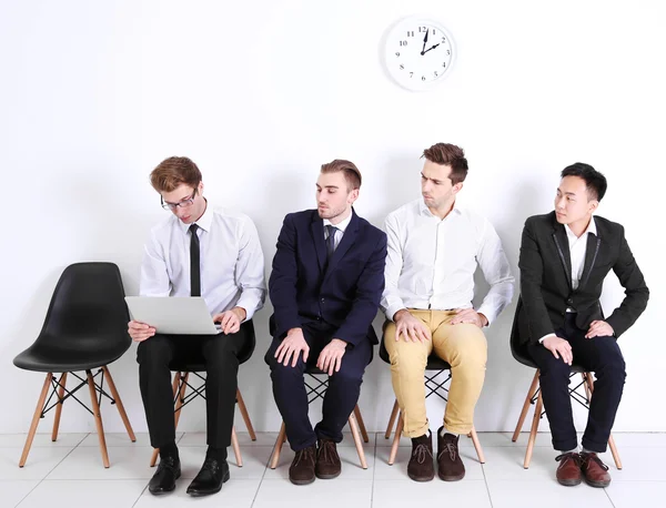 Empresarios sentados en sillas — Foto de Stock