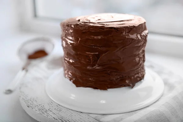 Gâteau au chocolat sur une assiette sur fond flou — Photo