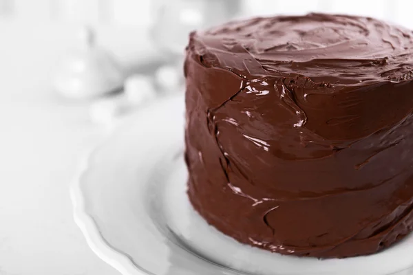 明るい背景においしいチョコレート ケーキ — ストック写真