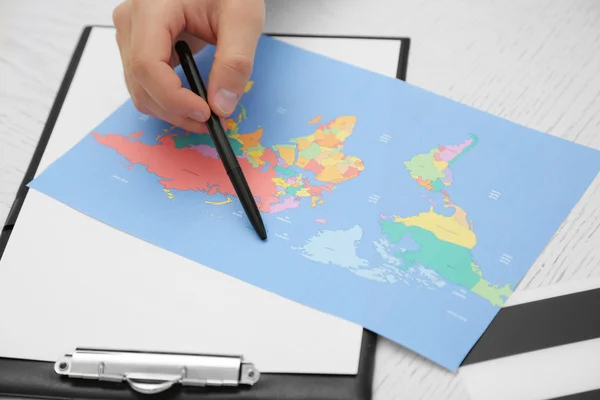 Mão masculina com caneta e mapa do mundo — Fotografia de Stock