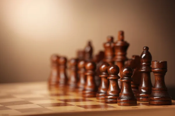 Peças de xadrez e tabuleiro de jogo — Fotografia de Stock