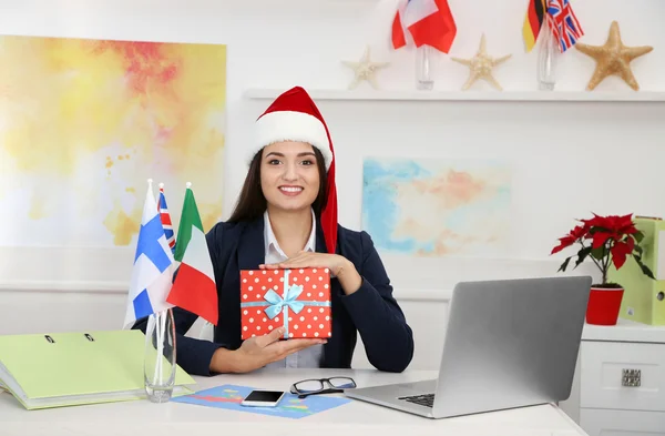 Femme avec chapeau de Père Noël — Photo