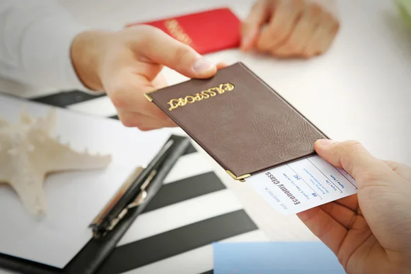 Agente dando pasaporte y billete —  Fotos de Stock