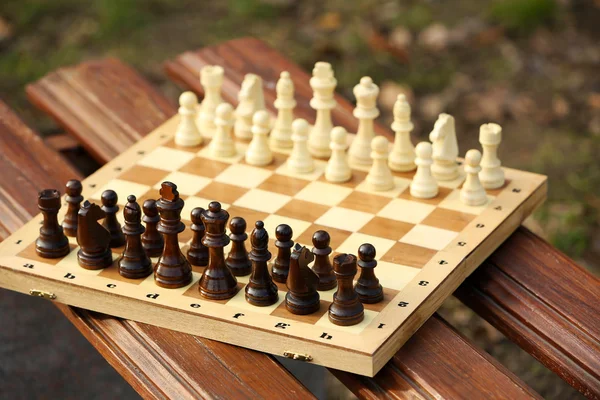 Piezas de ajedrez y tablero de juego —  Fotos de Stock