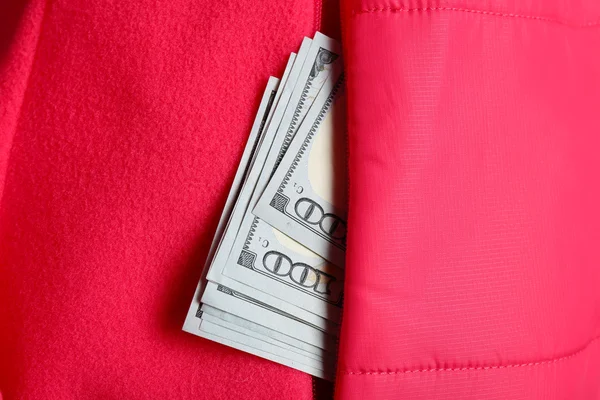 A piros kabát zsebében készpénz — Stock Fotó