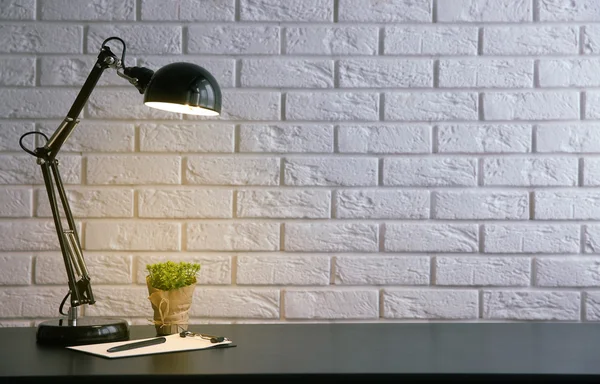 Lamp en planten op het Bureau — Stockfoto