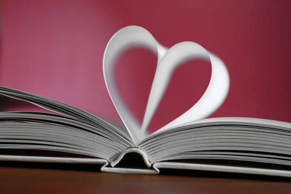 Coeur de pages de livre — Photo