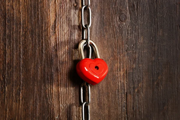 Coração de amor pendurado na corrente — Fotografia de Stock