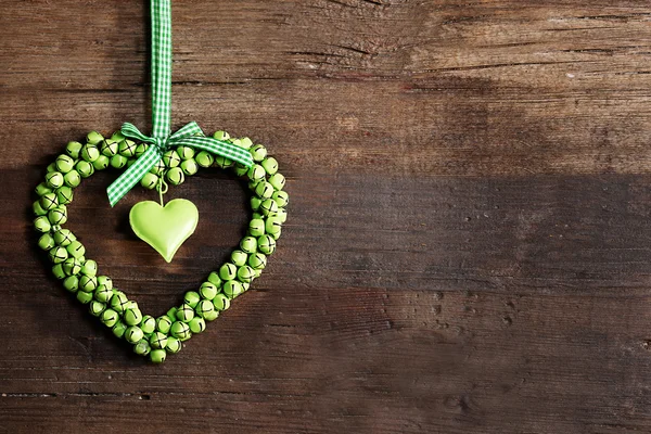 Groene hart opknoping op hout — Stockfoto