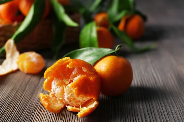 Mandarina fresca pelada con hojas — Foto de Stock