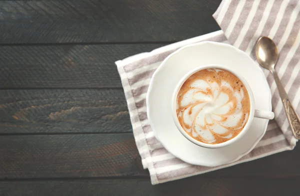 Filiżankę gorącej cappuccino — Zdjęcie stockowe