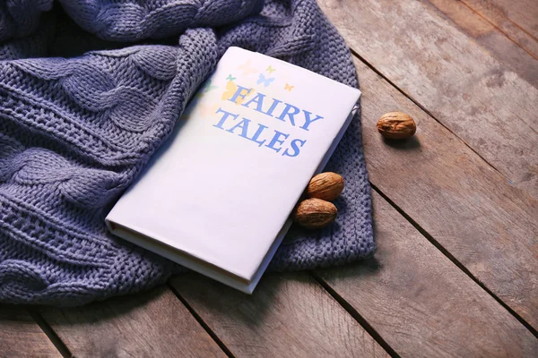 Bir kitap, fındık ve bir battaniye — Stok fotoğraf