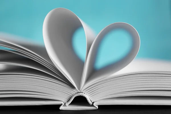 Feuilles de livre incurvées en forme de coeur — Photo