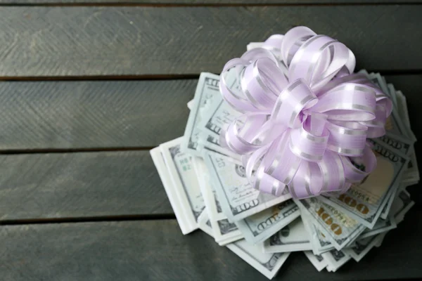 Hög med dollar med rosett som gåva — Stockfoto