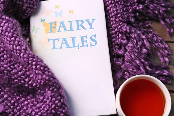 Kitap, fincan çay ve yumuşak battaniye — Stok fotoğraf