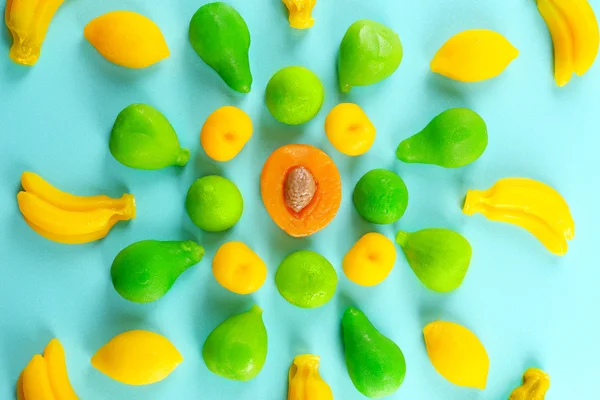 Caramelos de frutas sobre azul — Foto de Stock