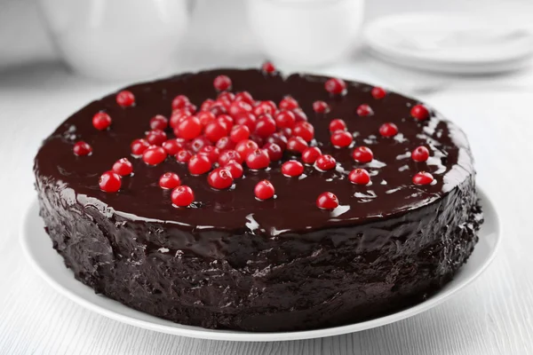 Torta al cioccolato con mirtilli rossi sul piatto, primo piano — Foto Stock