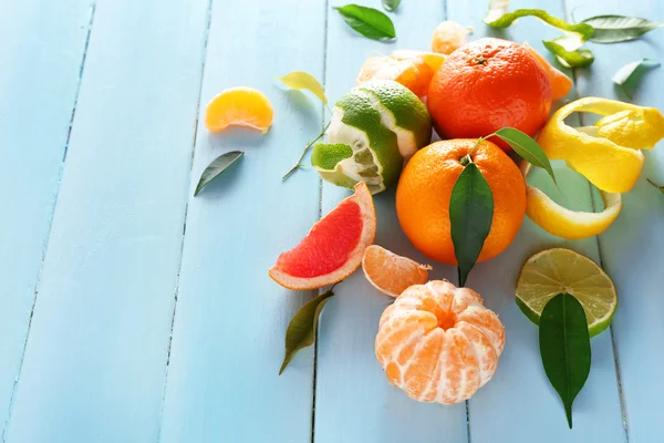 taze narenciye ahşap zemin üzerine yeşil yaprakları ile