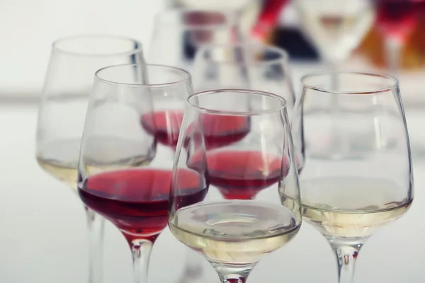 Verres à vin avec vin rouge et blanc, gros plan — Photo