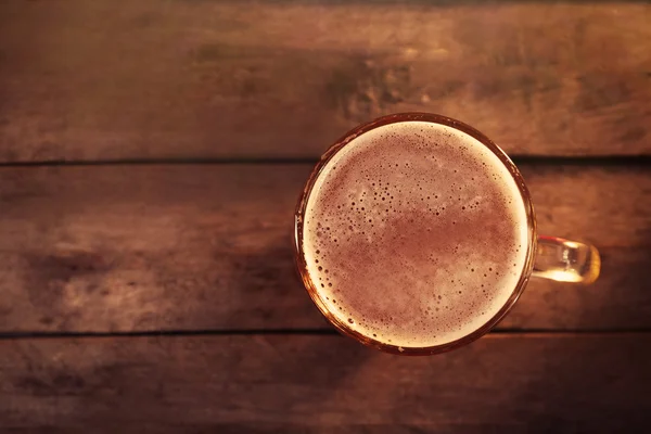 Bicchiere di birra sul tavolo di legno — Foto Stock