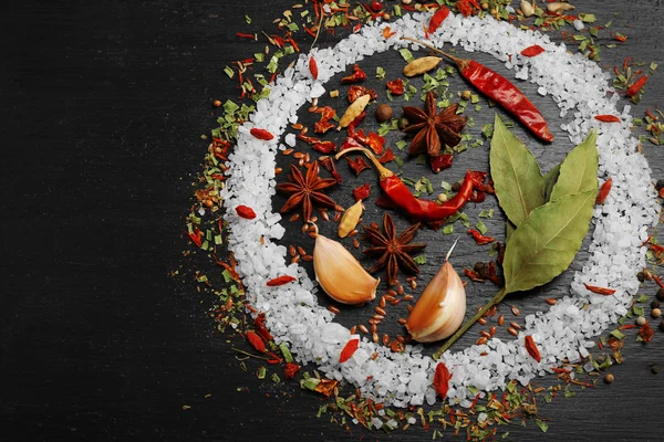 Verschillende kruiden op houten tafel, close-up — Stockfoto