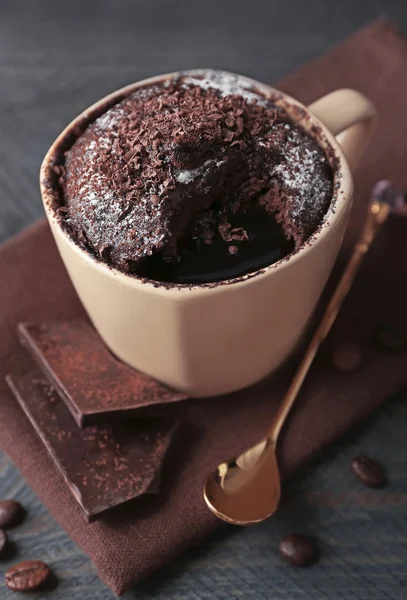 クローズ アップ木製のテーブルの上にカップのチョコレートフォンダン ケーキ — ストック写真