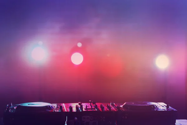 DJ mixer contra luzes brilhantes — Fotografia de Stock