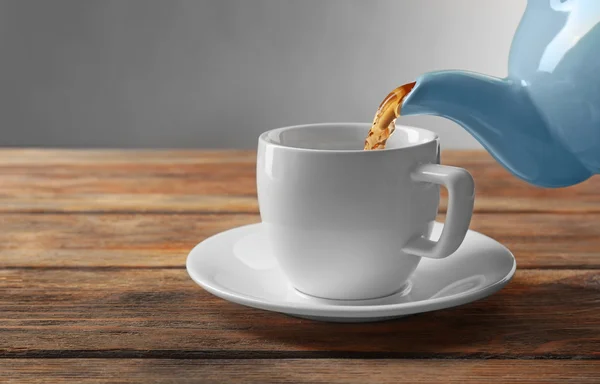Cangkir teh di meja kayu — Stok Foto
