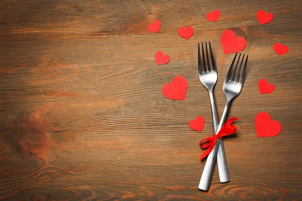 Tenedor y cuchillo con corazones decorativos — Foto de Stock