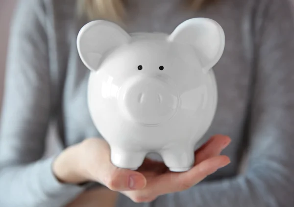 Mulher segurando Piggy Bank — Fotografia de Stock