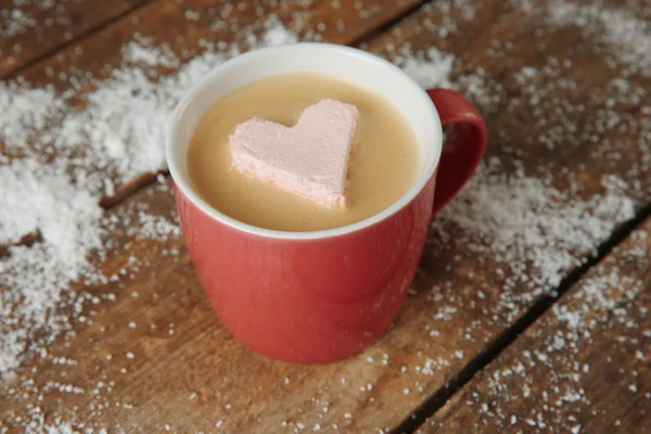 나무 식탁에 마시멜로를 얹은 커피 한 잔 — 스톡 사진