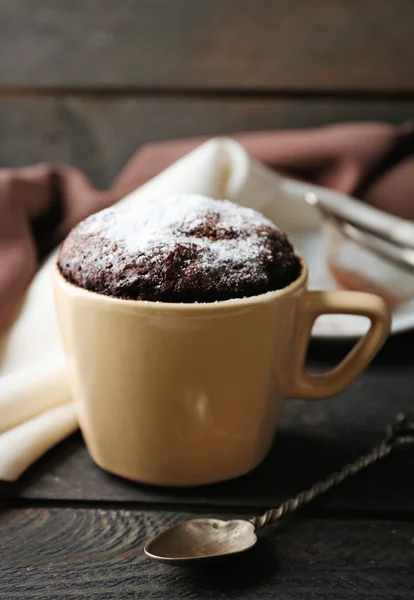 Bolo de fondant de chocolate na xícara na mesa de madeira closeup — Fotografia de Stock