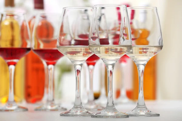 Copas de vino con vino tinto y blanco, primer plano — Foto de Stock