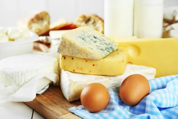 Set frischer Milchprodukte auf weißem Holztisch — Stockfoto