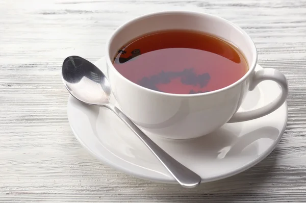 Šálek čaje na bílém stole — Stock fotografie