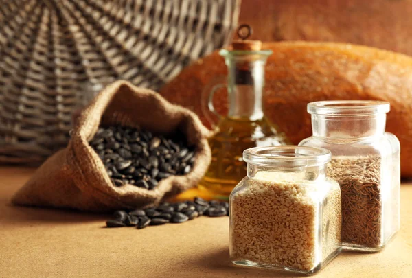 Složení semen, chléb a olej na béžové pozadí, detail — Stock fotografie