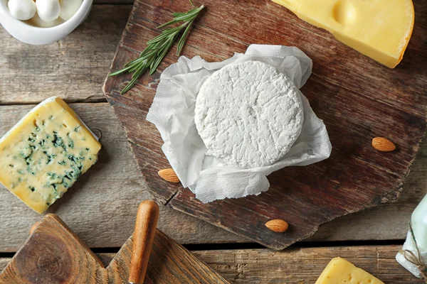 Conjunto de queijo na mesa de madeira, vista superior — Fotografia de Stock