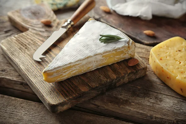 Ensemble de fromage sur fond en bois — Photo