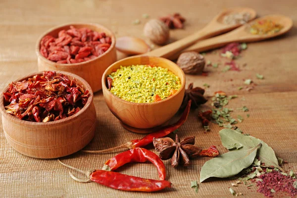 Especiarias sortidas em closeup de mesa de madeira — Fotografia de Stock